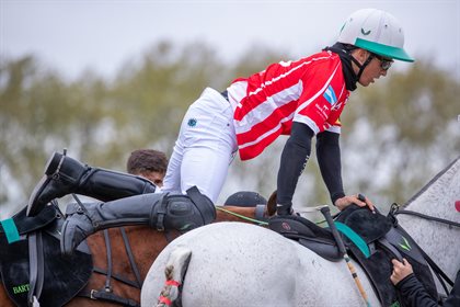 A quick horse swap for ‘Barto’ Castagnola, Scone's MVP in the Semi Final. Image: Insaurralde