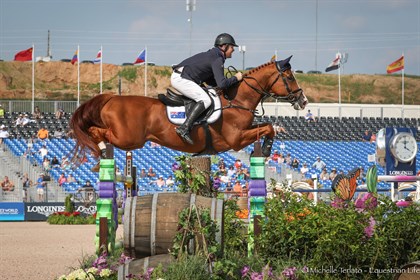 Billy Raymont and Oaks Redwood on their way to a wonderful clear round