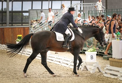 Kerry Mack and Mayfield Pzazz leave the arena. © Michelle Terlato