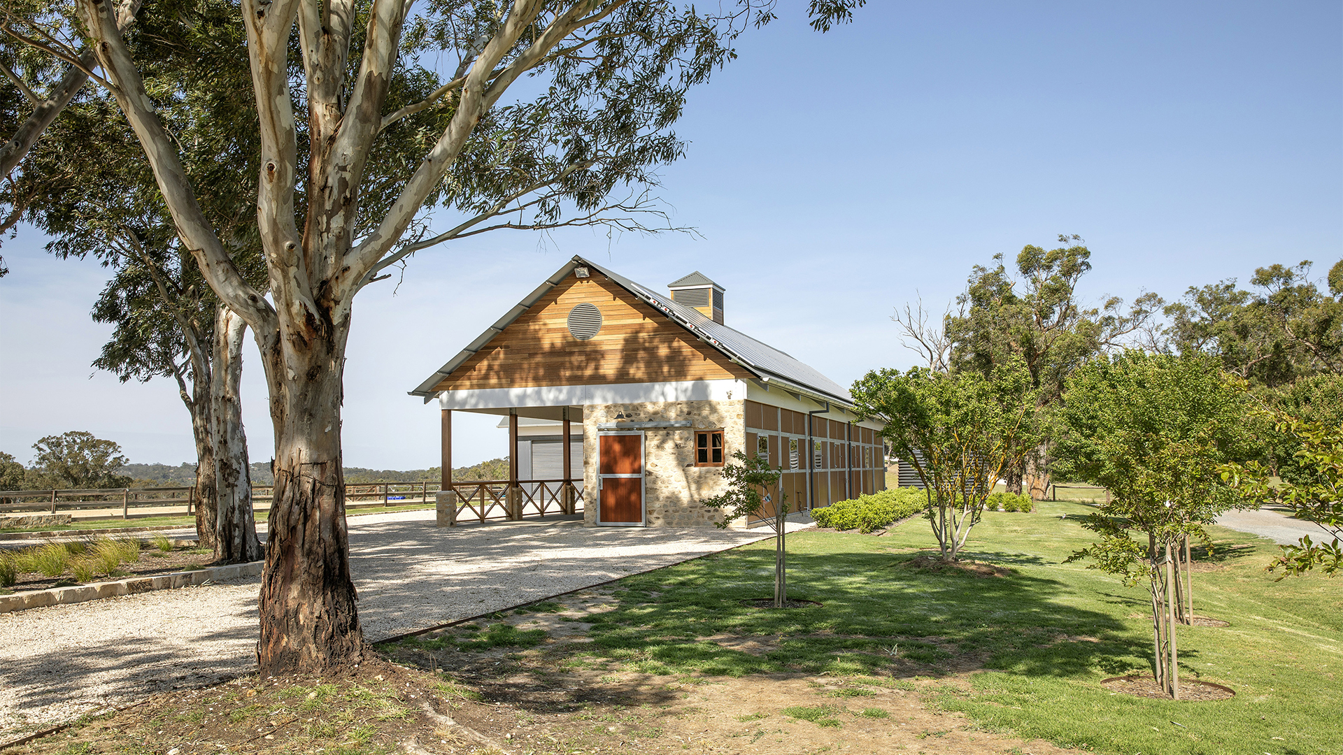 EQUESTRIAN ARCHITECT LIVES & RIDES HIS DREAM